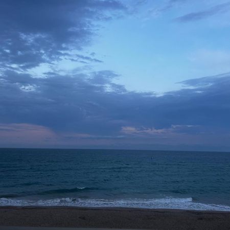 Acogedor Y Amplio Apartamento Familiar A Pie De Playa Calafell Eksteriør billede