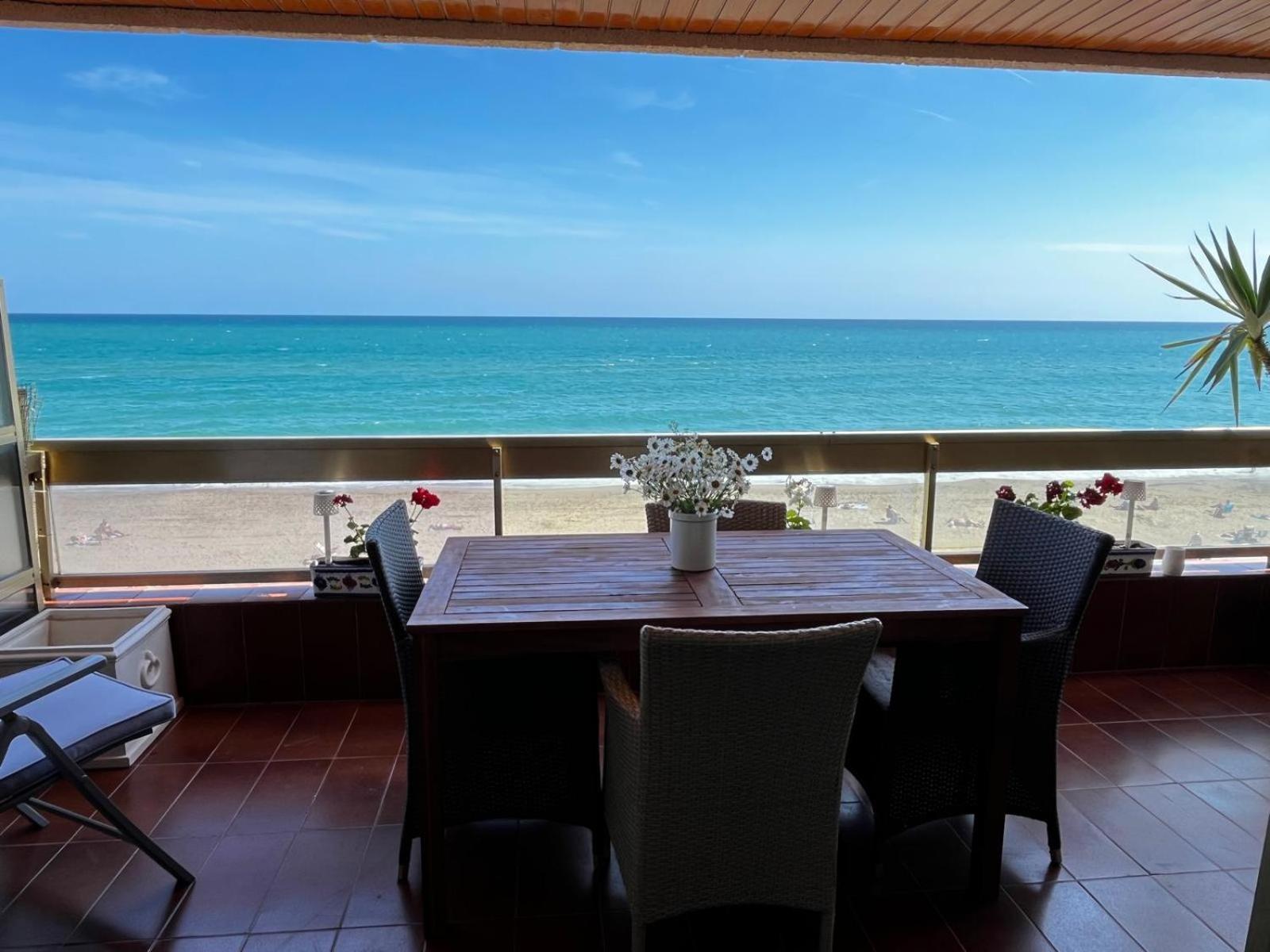 Acogedor Y Amplio Apartamento Familiar A Pie De Playa Calafell Eksteriør billede
