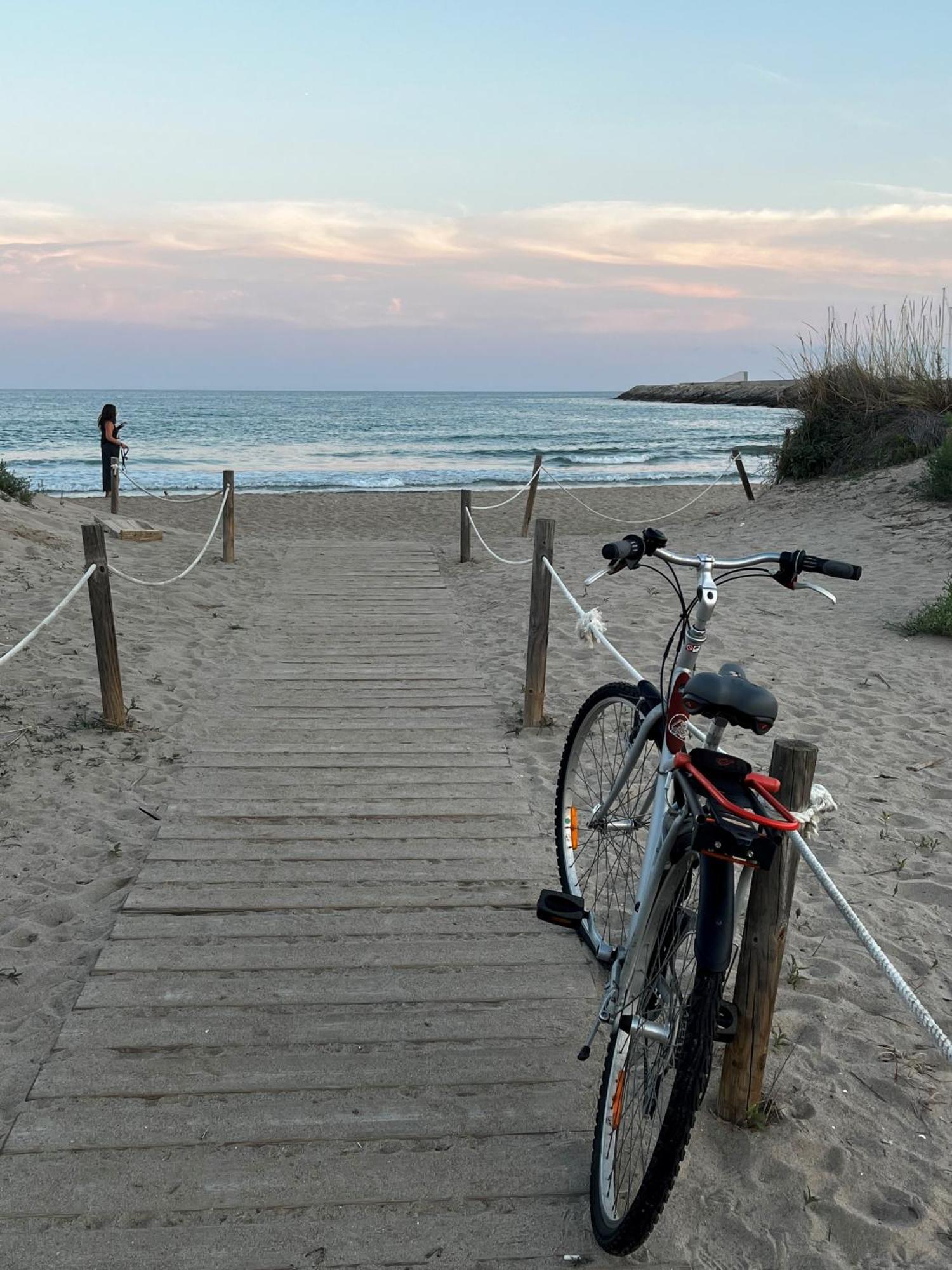 Acogedor Y Amplio Apartamento Familiar A Pie De Playa Calafell Eksteriør billede