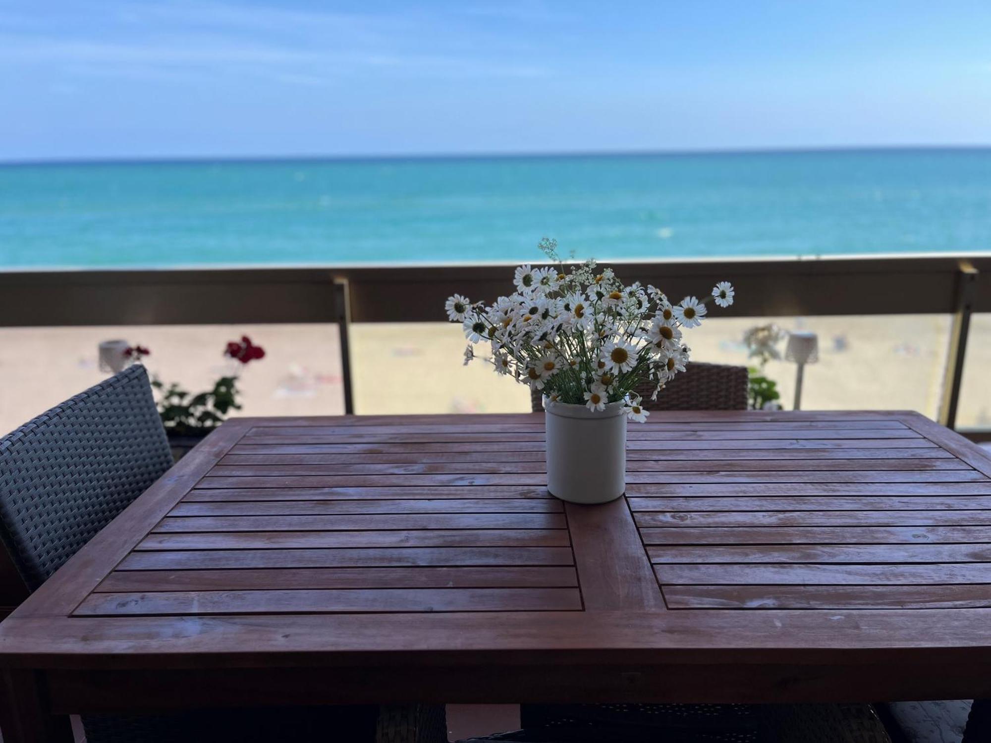 Acogedor Y Amplio Apartamento Familiar A Pie De Playa Calafell Eksteriør billede