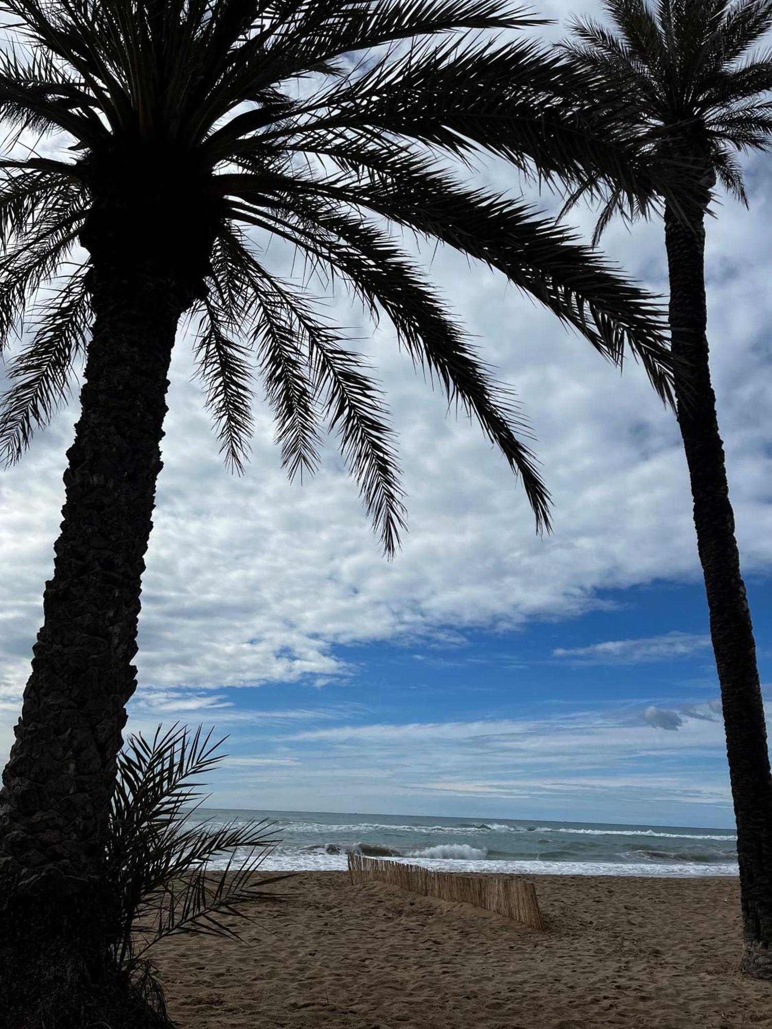 Acogedor Y Amplio Apartamento Familiar A Pie De Playa Calafell Eksteriør billede
